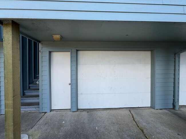 Building Photo - 708 NE Avery St