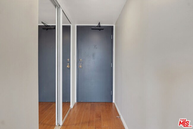 Building Photo - 800 W 1st St