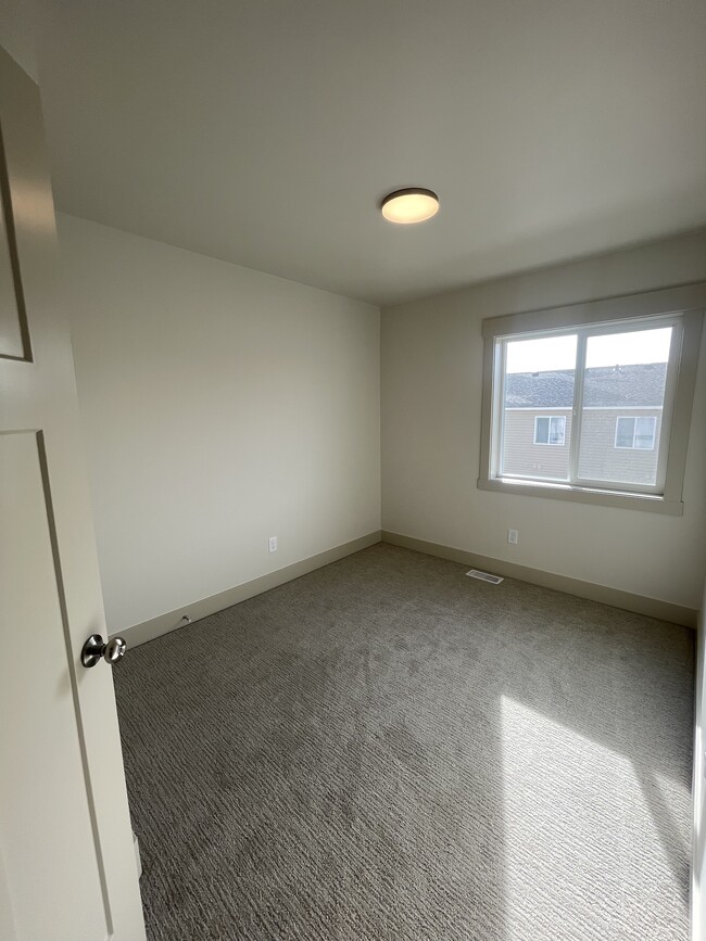 Building Photo - 1323 Boston Ct