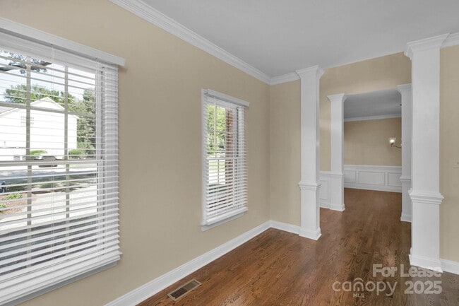 Building Photo - 1202 Coachman Dr