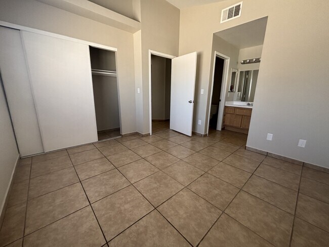 Building Photo - 4156 Abrams Ave
