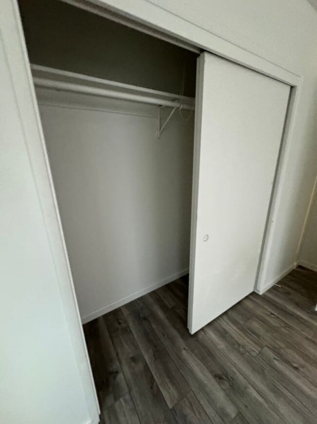 Building Photo - Cherokee Lane 1507-1509