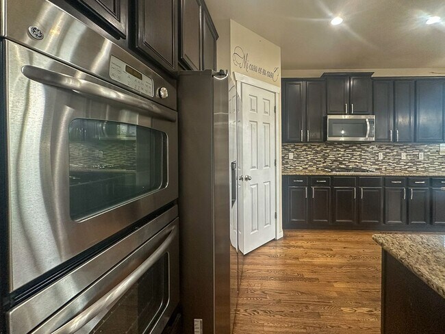 Building Photo - This 4bd home is waiting for you!