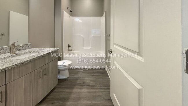 Building Photo - Sophisticated Style and Scenic Views in No...