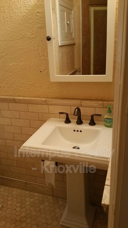 Building Photo - 2103 Fairmont Blvd