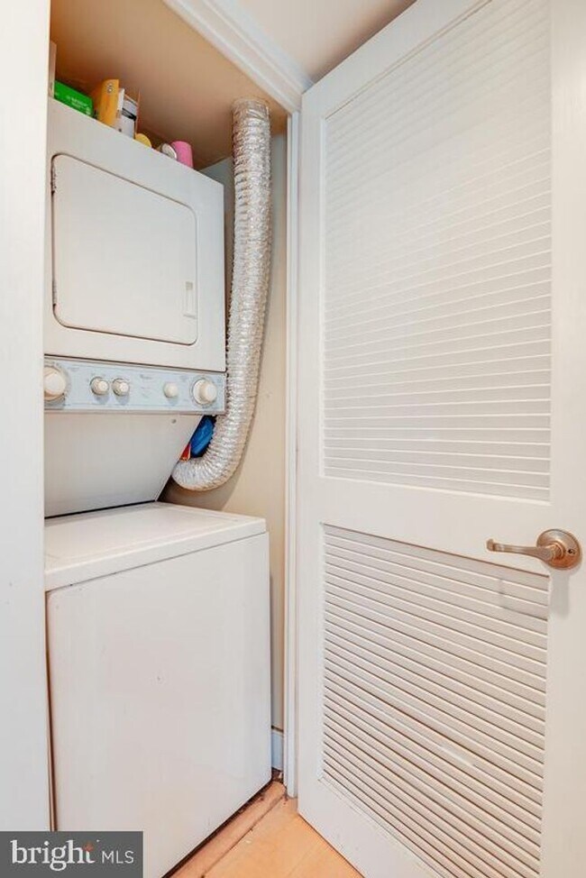 Building Photo - Amazing 2 bedroom/ 1 Bathroom unit with plenty natural light