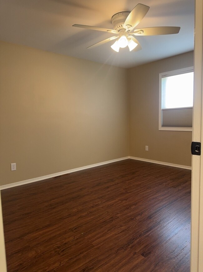 Building Photo - 3829 Eastway Dr