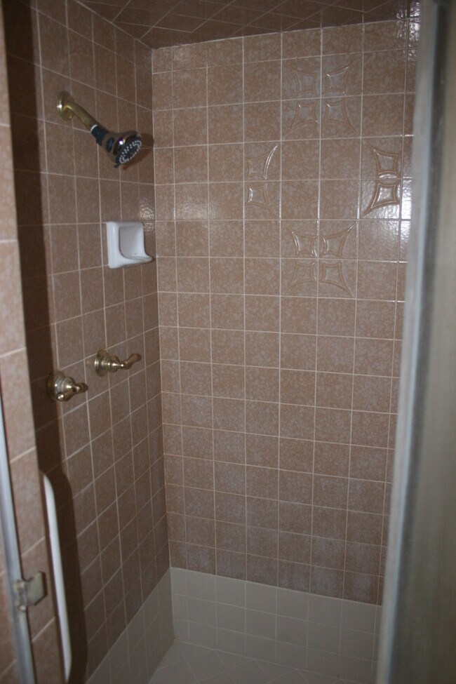 Building Photo - POOL!  Nice 3+2.5 Southwest Bakersfield - Laurelglen Area