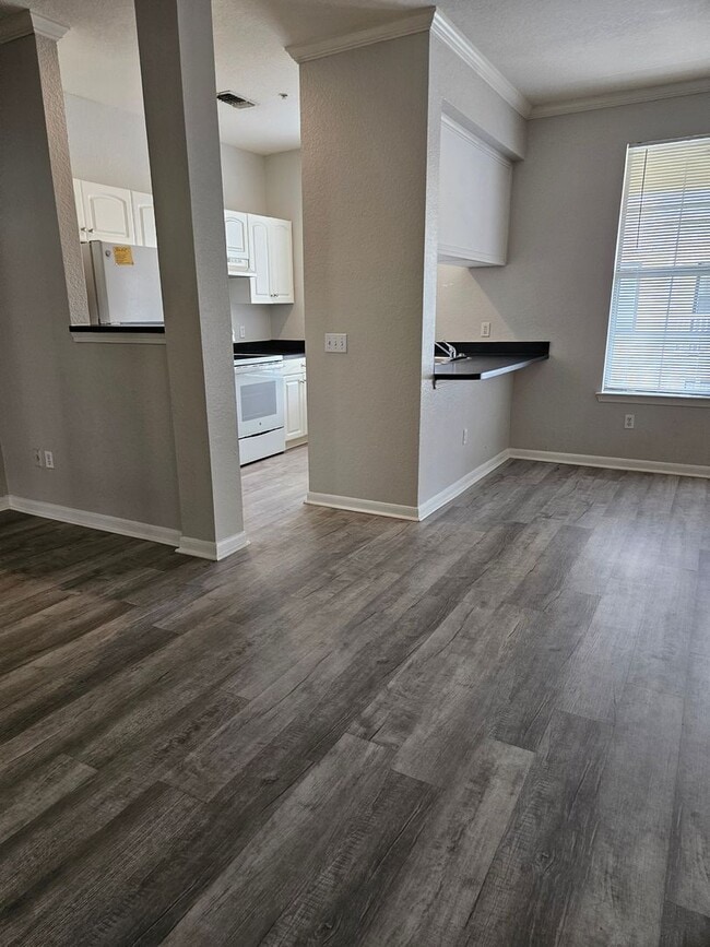 Building Photo - Beautiful large studio, private balcony overlooking pool!