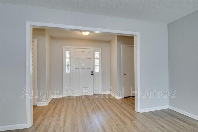 Building Photo - 134 Holiday Dr