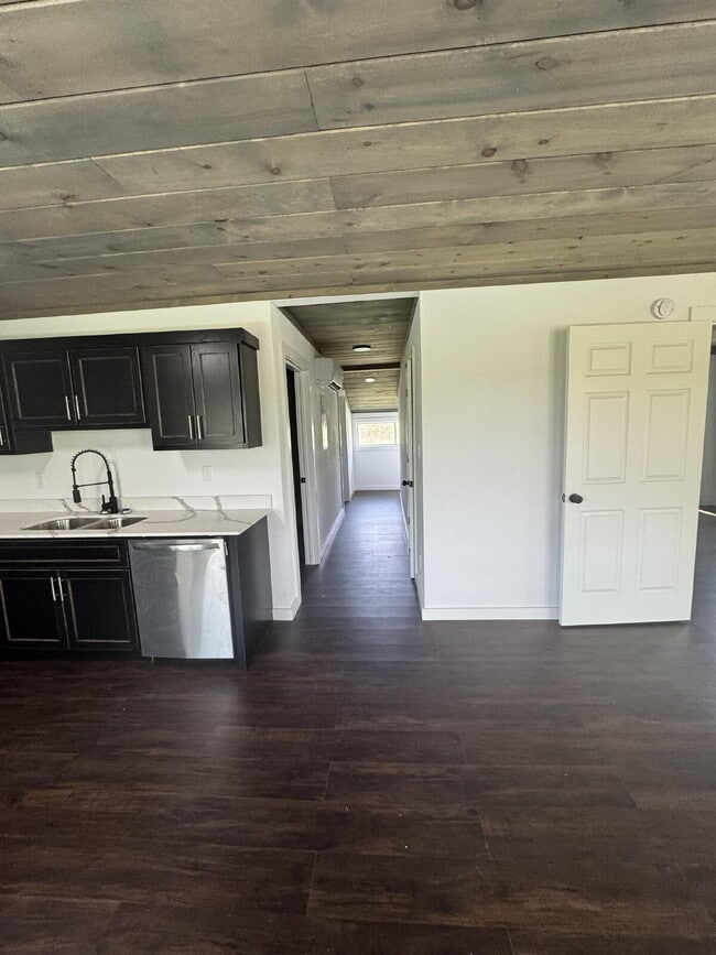 Building Photo - "Charming 2-Bedroom Duplex Retreat on Everett Road Unit B – 2 Full Baths and 1155 Sq Ft of Comfor...