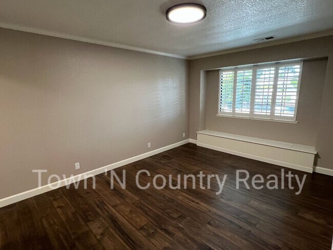 Building Photo - 1051 Riker St