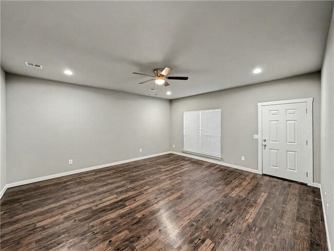 Building Photo - 862 Oakwood Ln