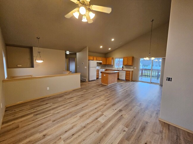 Building Photo - Newly Remodeled Duplex in the Valley