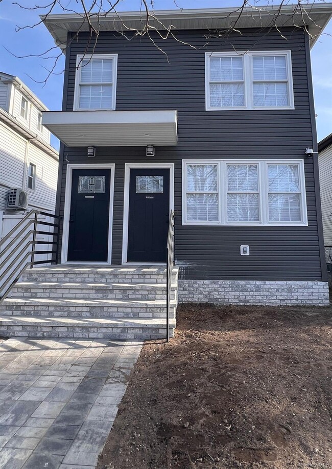 Building Photo - 209 2nd Ave