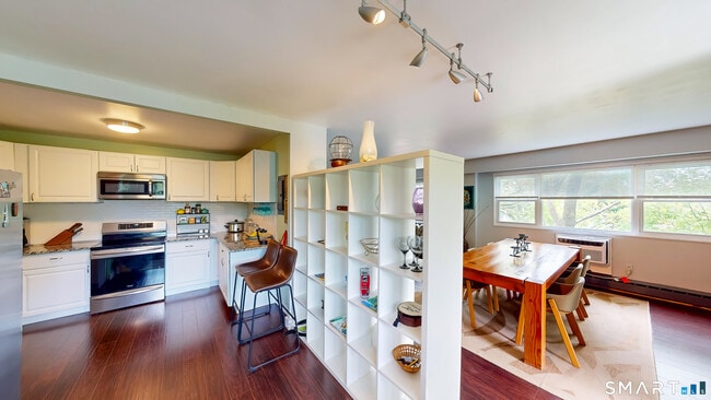 Building Photo - 25 Cartright St