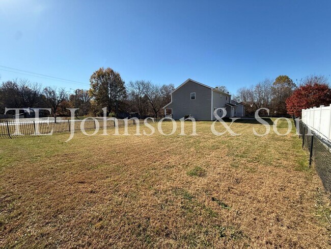 Building Photo - Spacious 4 Bedroom Home with Modern Comfor...