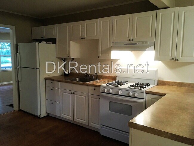 Building Photo - 808 Meadow Pl