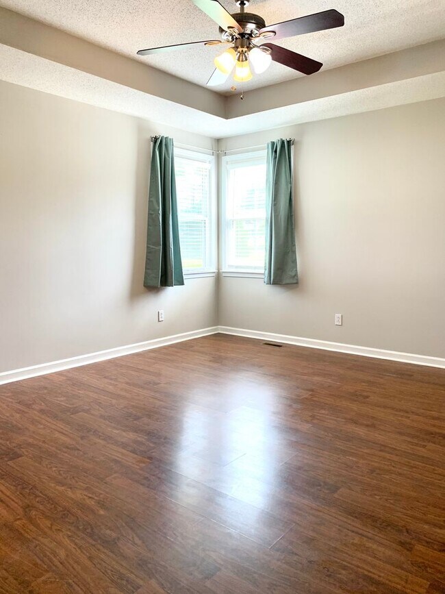 Building Photo - 212 Bradley Ct