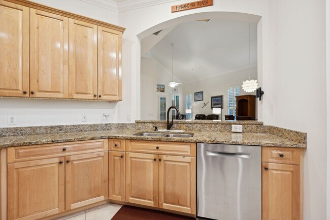 Building Photo - WALK TO THE BEACH!