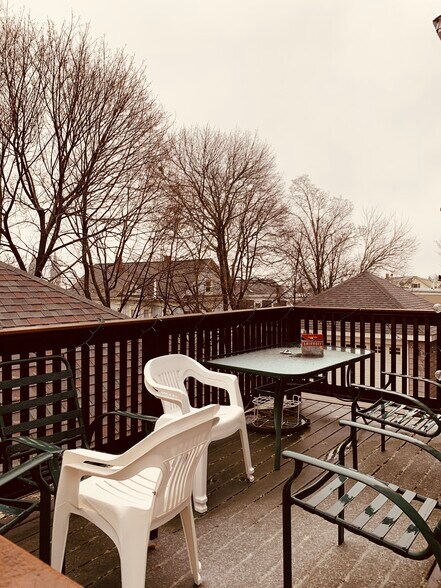 Building Photo - 27 Iroquois St