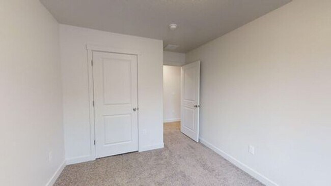 Building Photo - LUXURY TOWNHOME IN OREM!!!
