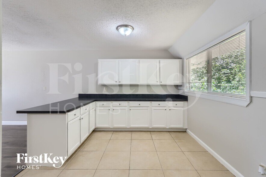 Building Photo - 917 Montclair Dr