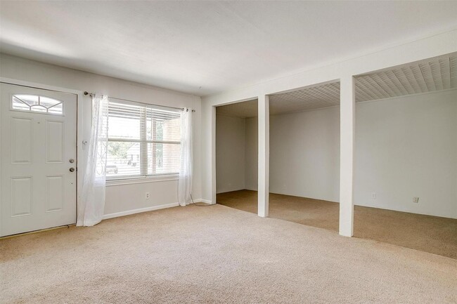 Building Photo - Amazing Home in Western Hills- 3 bed, 1.5 ...