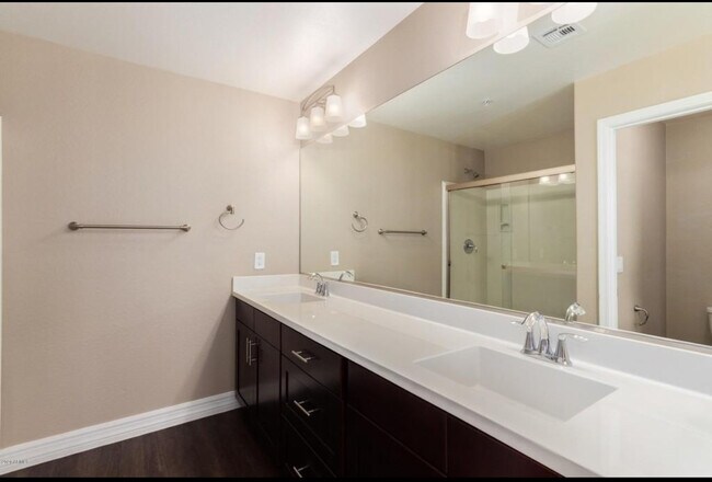 Masters bathroom with double Vanity - 2821 S Skyline