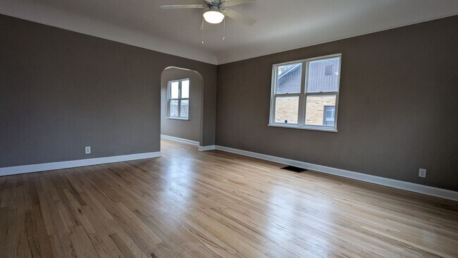 Building Photo - SUPER CUTE 2 or 3 BEDROOM HOME + GARAGE IN QUIET EDGEWATER NEIGHBORHOOD!