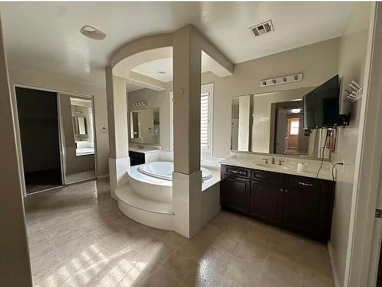 Primary Suite - Bathroom - 6709 S 40th Ave