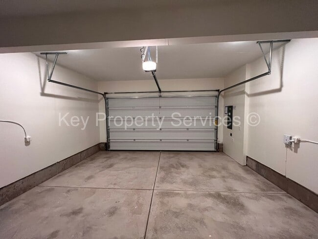 Building Photo - Newer Townhome in North Vancouver/Ridgefield