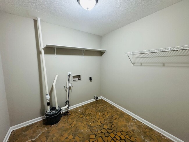 Building Photo - Freshly Renovated 4-Bedroom Retreat!