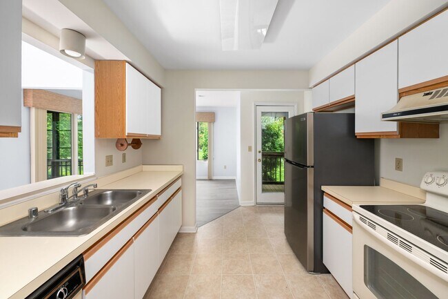 Building Photo - Yearly Rental: Convenient Location: 3-Bedroom, 2-Bath Condo in The Plantations, Lewes. $1,995/mon...