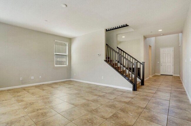 Building Photo - Beautiful 5 Bedroom, 3 Bath Tracy Home / B...