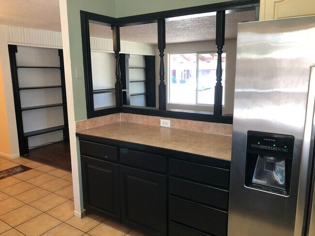 Building Photo - 3 bedroom 1 bath house in Eugene!