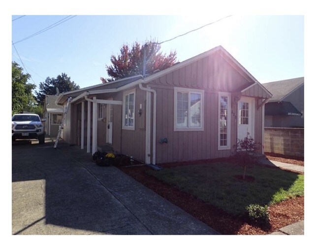 Building Photo - 822 NE Ford St