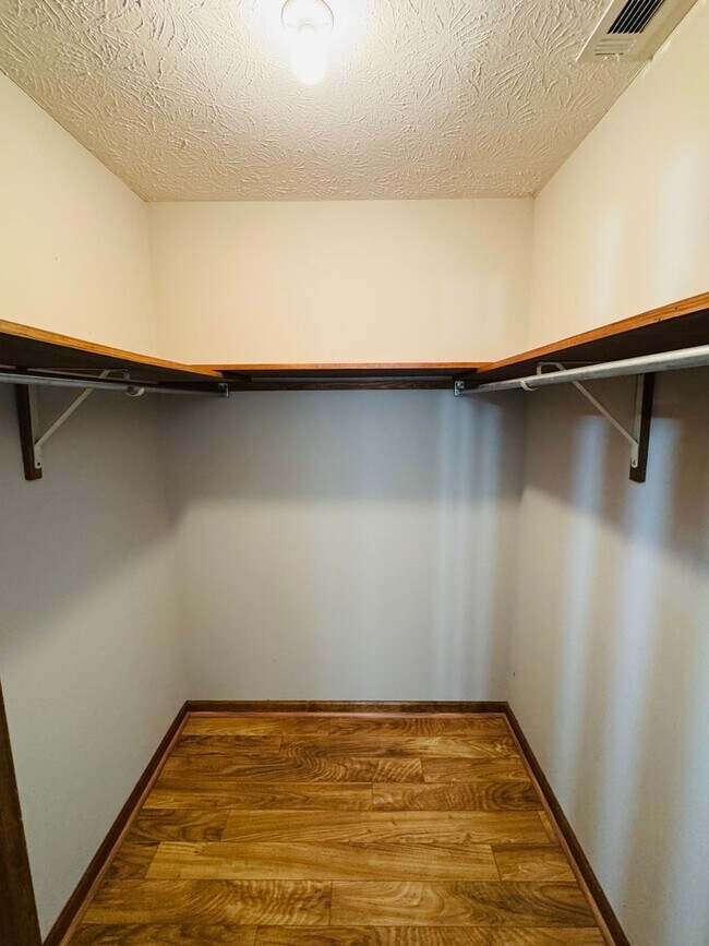 Building Photo - 3-Bedroom home is sure to captivate from t...