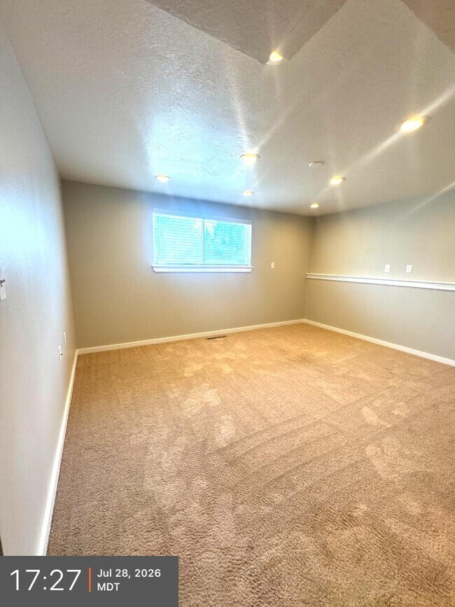 Building Photo - 555 E 170 S