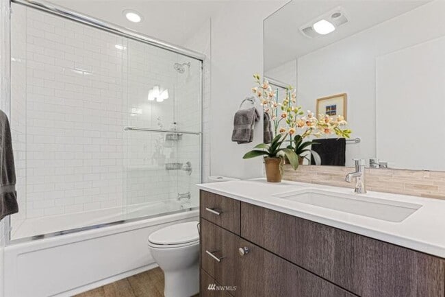 Building Photo - 3 bedroom in Seattle WA 98122