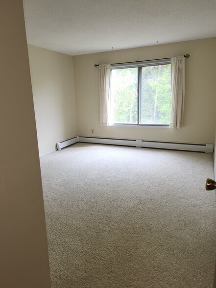 Bedroom - 179 Little Canada Rd E