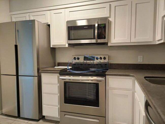 Building Photo - 2-bedroom, 1 bath condo near parks and schools