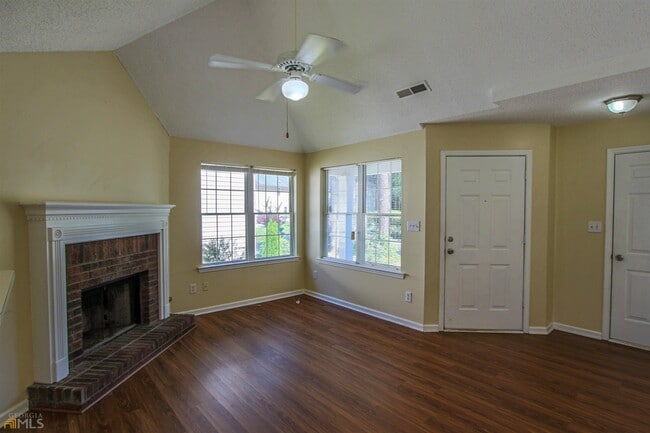 Building Photo - 619 W Manor