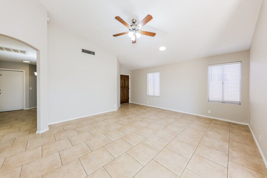 Building Photo - 11027 N 59th Dr