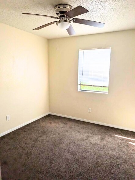 Building Photo - 102 E Truman Ave