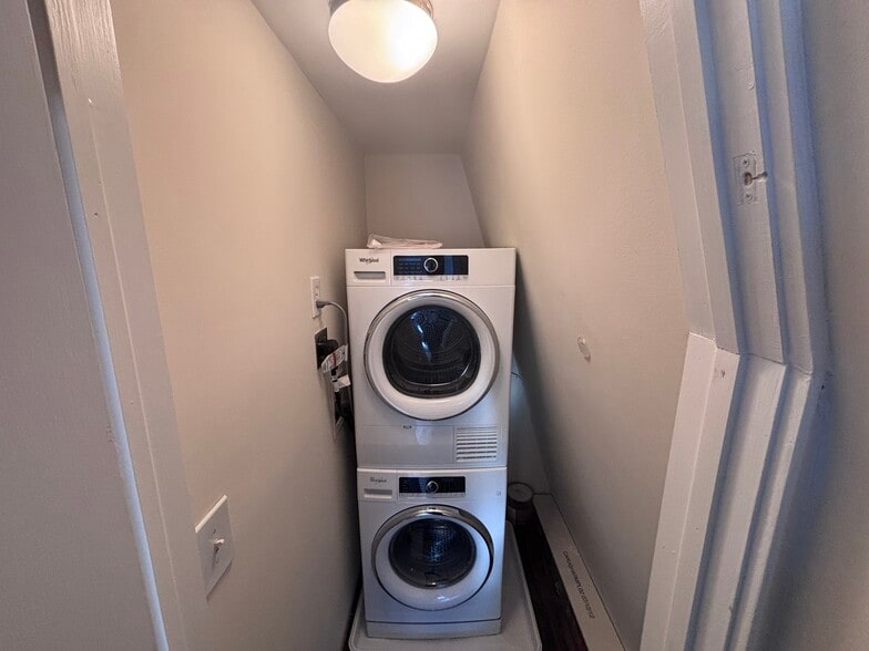 Building Photo - 101 Ponus Ave