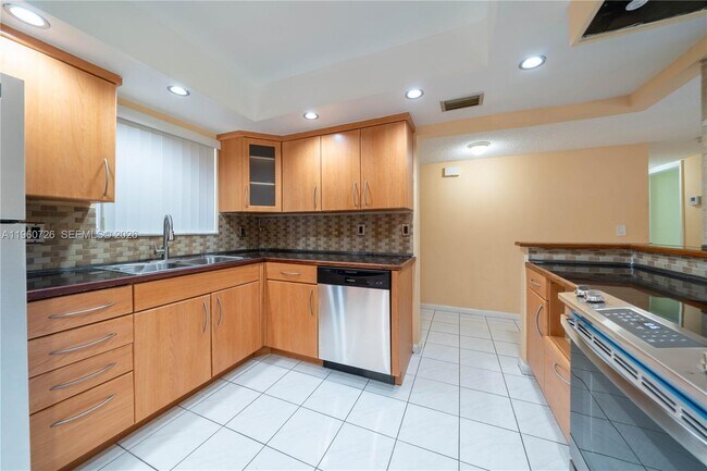 Building Photo - 3100 Riverside Dr