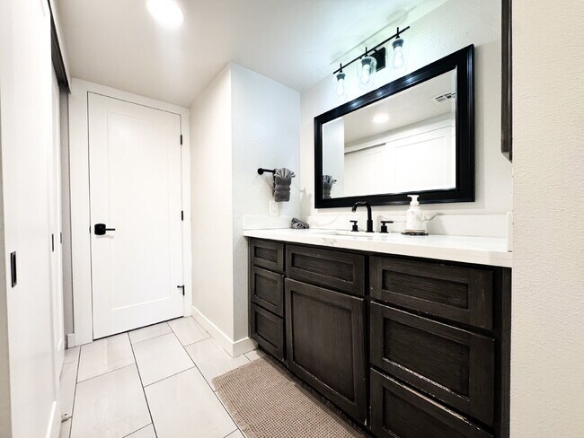 Building Photo - "Newly Renovated 3-Bed, 2-Bath Condo in Yuma!"