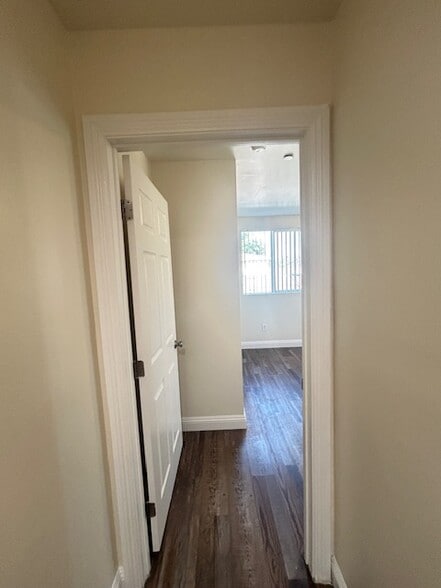 Building Photo - 213 1/2 E 84th Pl