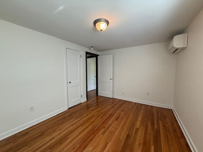 Building Photo - Charming One Floor Living Downtown!
